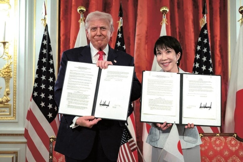 レアアースなどの供給確保に関する署名文書を掲げるトランプ米大統領（左）と高市早苗首相（東京、10月28日）　EVELYN HOCKSTEINｰREUTERS