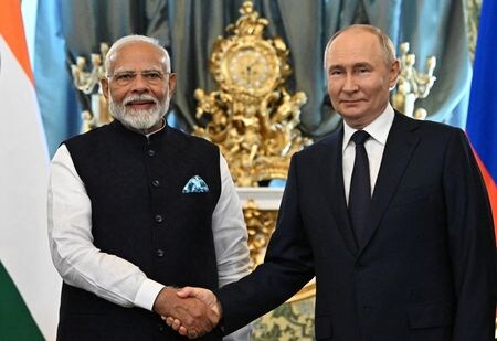 インド政府は１５日、対ロシア輸出の拡大を模索しており、インドルピーとロシアルーブルを使った貿易決済の推進やロシア政府に非関税障壁の撤廃を働きかけることなどが具体策に含まれると発表した。写真は握手するロ印首脳でロシアのモスクワで９日撮影（２０２４年　ロイター／Sergey Bobylev）