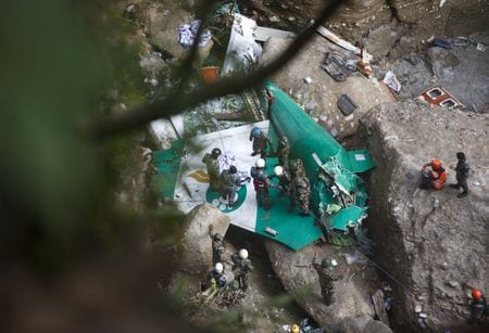 ネパールで旅客機が墜落し少なくとも７０人が死亡した事故で、当局者は１６日、事故機のコクピットボイスレコーダーとフライトレコーダーを回収したと発表した。（２０２３年　ロイター/Sulav Shrestha）