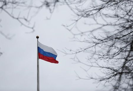 　６月２１日、エストニア政府は日、ロシアのヘリコプターによる「極めて深刻な」領空侵犯に抗議するため、駐エストニアロシア大使を呼び出した。ここ２週間程で２度目の抗議となる。写真はロシアの国旗。米シアトルで２０１８年３月撮影（２０２２年　ロイター／Lindsey Wasson）