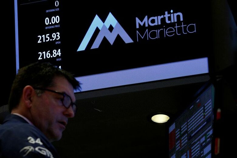 写真はマーティン・マリエッタ・マテリアルズのロゴ。2017年3月、ニューヨーク証券取引所で撮影。REUTERS/Brendan McDermid