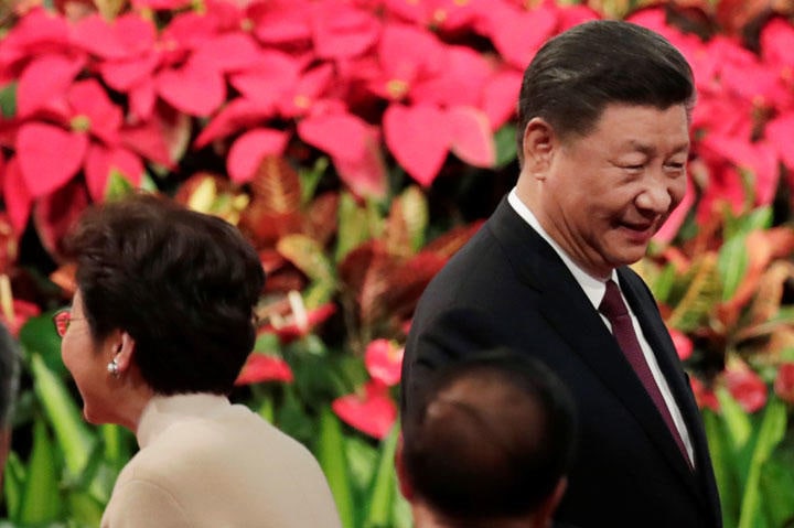 香港のデモをよそに、香港行政長官の林鄭月蛾（キャリー・ラム）とマカオ返還20周年の式典に参加した習近平　Jason Lee-REUTERS