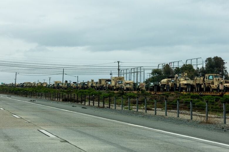 米軍の装備を輸送する列車。3月31日、米カリフォルニア州で撮影。 REUTERS/Mike Blake