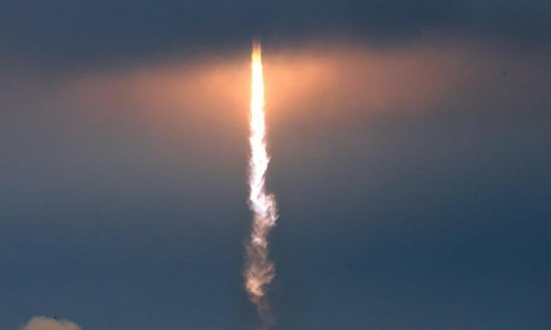 ２月１９日、米民間宇宙企業スペースＸは、米フロリダ州にある米航空宇宙局（ＮＡＳＡ）のケネディ宇宙センターから、国際宇宙ステーション（ＩＳＳ）への物資を積んだ無人宇宙船「ドラゴン」をファルコン９ロケットで打ち上げた（２０１７年　ロイター／Joe Skipper）