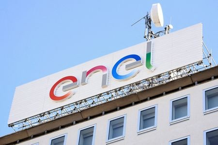 イタリア電力最大手エネルは２２日、１０億ドル強を投じて米オクラホマ州に太陽電池・パネル工場を新設する計画を発表した。資料写真、２０２０年２月撮影（２０２３年　ロイター／Flavio Lo Scalzo）