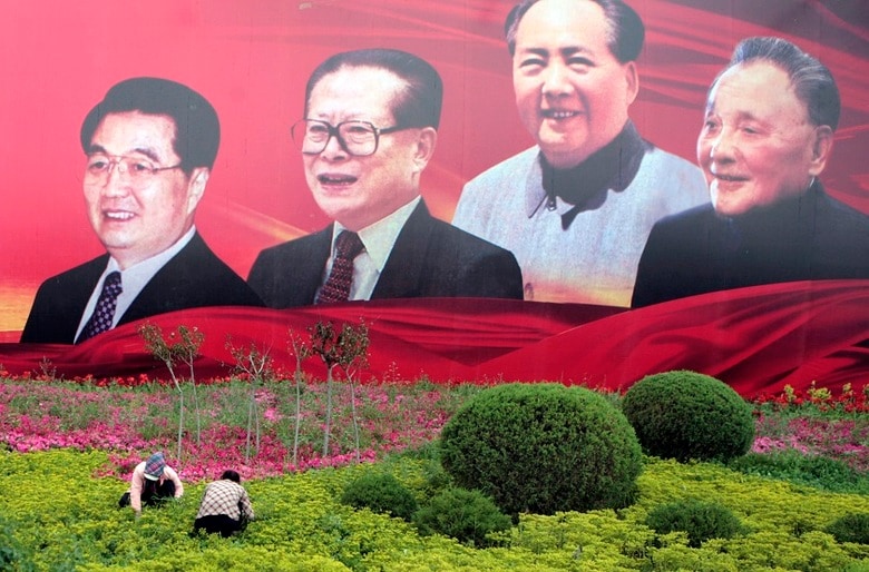 （左から）「核心」になれなかった胡錦濤、「核心」になった江沢民、毛沢東、鄧小平（畑に建てられた看板） REUTERS