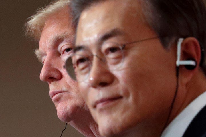 17年11月にソウルの青瓦台で共同会見を行ったトランプ米大統領と文在寅大統領　Jonathan Ernst-REUTERS