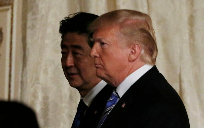 ４月２３日、ロイター企業調査によると、米国による鉄鋼・アルミ製品への高関税をはじめとする貿易紛争が事業に影響する懸念があると回答した企業が４割にのぼった。写真は安倍首相とトランプ米大統領。米フロリダ州で１８日撮影（２０１８年　ロイター/Joe Skipper）