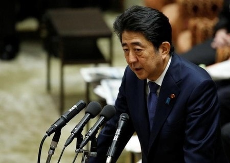 　７月２５日、安倍晋三首相（写真）は参院予算委員会で、加計学園の獣医学部新設計画の申請を知った時期について「今年１月２０日」と述べたことに関連し、過去の答弁との整合性を問われた。首相は、以前の質問に関して「急に質問があったので混同したところがある」と釈明した。写真は国会で２４日撮影（２０１７年　ロイター／Toru Hanai）