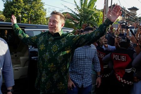 インドネシアのルフット海洋・投資担当調整大臣は２０日、ジョコ大統領とこの日面会した米電気自動車（ＥＶ）大手テスラのイーロン・マスク最高経営責任者（ＣＥＯ）が同国にＥＶ電池工場を建設する案を検討すると明らかにした。写真は１９日撮影（２０２４年　ロイター／Johannes P. Christo）