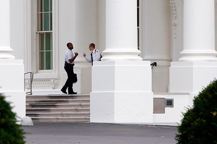 ホワイトハウスを見回るシークレット・サービス。訪問者の名簿を管理するのも彼らの仕事　Jonathan Ernst-REUTERS
