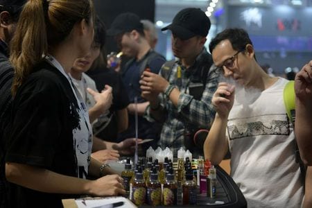 １２月２０日、中国の電子たばこ業界で１０月以降、全体の約１割に相当する５万人前後の人員削減が行われた。写真は深センで開かれた電子タバコのエキスポで４月撮影（２０１９年　ロイター）
