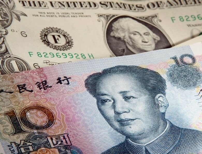 ２月７日、中国人民銀行が発表した１月末時点の外貨準備高は３兆２３００億ドルと、前月から９９５億ドル減少し、２０１２年５月以来の低水準となった。写真はドルと人民元の紙幣。ワルシャワで２０１１年１月撮影（２０１６年　ロイター/Kacper Pempel）