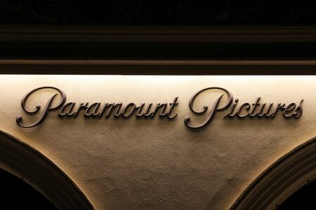 　５月８日、米メディア大手パラマウント・グローバルは、同社の買収に関心を示しているソニーグループ傘下の映画会社ソニー・ピクチャーズエンタテインメントと米プライベートエクイティ（ＰＥ）企業アポロ・グローバル・マネジメントの企業連合との間で、財務諸表の開示について話し合いを行っている。写真は米カリフォルニア州 ロサンゼルスで昨年９月撮影（２０２４　ロイター／David Swanson）