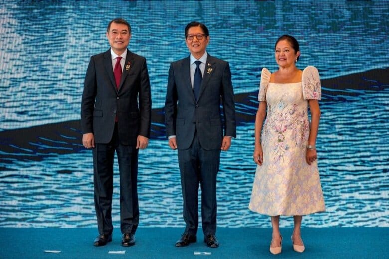5月8日、フィリピンのセブで開催されたASEAN首脳会議の歓迎式典で代表撮影。REUTERS