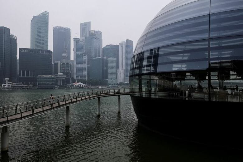 森林火災による煙で視界が悪化した街の様子。9月14日、シンガポールで撮影。REUTERS/Suhaimi Abdullah