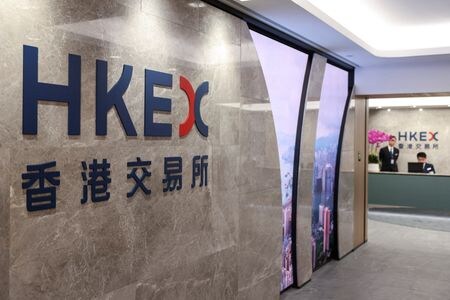 　１２月９日、香港の証券規制当局と証券取引所は、香港での新規株式公開（ＩＰＯ）申請準備を行う投資銀行に対し、提出書類が基準を満たしていることを確認するよう要請した。写真は香港取引所（ＨＫＥＸ）のロゴ。中国・香港で６月撮影（２０２５年　ロイター/Tyrone Siu）