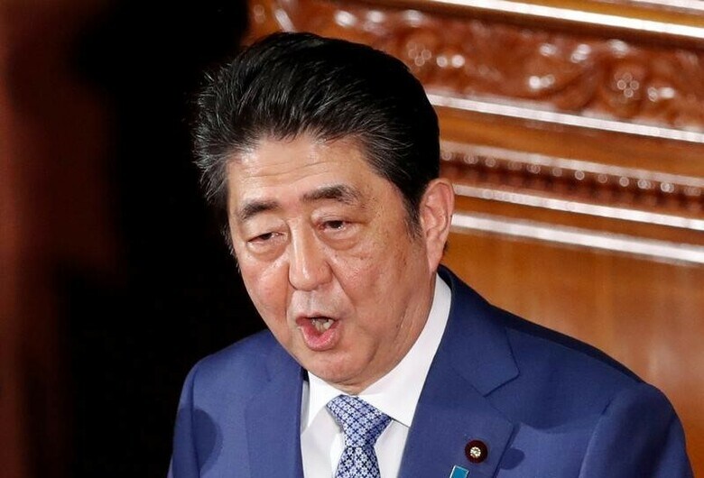 ４月９日、安倍晋三首相（写真）は参院決算委員会で、４月中旬に米国で行われる日米首脳会談では、自由・公正な貿易を通じたアジア・太平洋地域の経済成長について、トランプ米大統領と話し合いたいと語った。写真は都内で１月撮影（２０１８年　ロイター／Kim Kyung-Hoon）