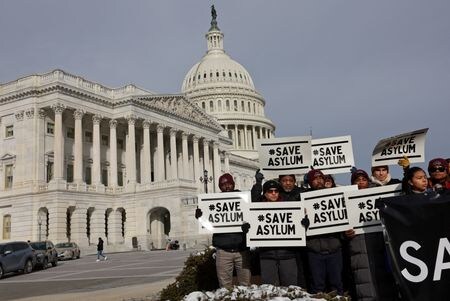 １月１８日、  米下院は政府機関の一部閉鎖回避に向けたつなぎ予算案を可決した。写真はワシントンの米議会議事堂。同日撮影（２０２４年　ロイター/Leah Millis）