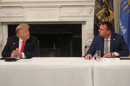 米オクラホマ州のケビン・スティット知事（右）は１５日、新型コロナウイルス検査で陽性反応が出たと発表した。分かっている限りでは、米州知事のコロナ感染は今回が初めて。ホワイトハウスで６月撮影（２０２０年　ロイター/LEAH MILLIS）