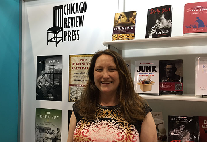 シカゴ・レビュー・プレスの総括責任者を務めるシンシア・シェリー氏（筆者撮影）