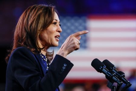 　１０月２８日、米大統領選の共和党候補トランプ前大統領は、激戦州の一つである南部ジョージア州で信仰心の厚い有権者層に支持を訴えた。写真は民主党候補ハリス副大統領。２７日、ペンシルベニア州フィラデルフィアで撮影（２０２４年　ロイター/Evelyn Hockstein）