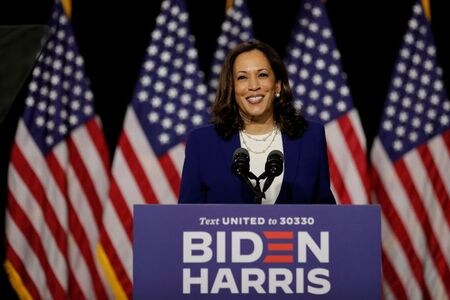 ８月１２日、米大統領選の民主党大統領候補となるバイデン前副大統領が、副大統領候補に選んだハリス上院議員（写真）。彼女は、敵陣営への攻撃材料を探しあぐねていたトランプ大統領陣営にとって新たな標的だ。デラウェア州ウィルミントンで撮影（２０２０年　ロイター/Carlos Barria）