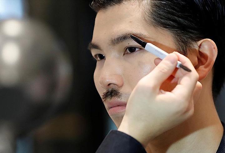 男性化粧品が新たに生まれ変わろうとしている。都内で９月撮影（2018年　ロイター/Toru Hanai）