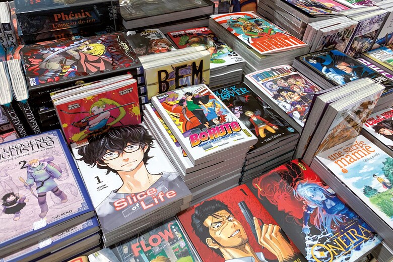 外国の書店に漫画があるのは今や珍しい光景ではない（パリの書店、2022年）　RICCARDO MILANI-HANS LUCAS-REUTERS