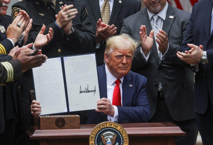 人種差別抗議デモが全米に広がるなか警察改革の大統領令に署名したトランプ（16日）　Leah Millis-REUTERS