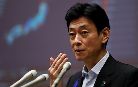 西村康稔経済産業相は７日の閣議後会見で、韓国向け輸出管理厳格化の解除に向けた同国との協議再開に関して、「韓国側の審査体制など輸出管理の実効性について確認し、姿勢を見極めていく」と述べた。資料写真、２０２０年７月撮影（２０２３年　ロイター／Issei Kato）