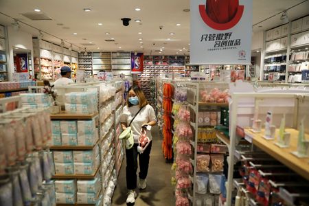 中国では一部の小売業者が低価格を売りに積極的にシェアを拡大し、大きな利益を手にしている。しかし、こうした経営戦略が厳しい価格競争を一段と激化させており、中国が慢性的なデフレに陥るのではないかとの懸念が高まっている。写真は北京で２０２１年９月撮影（２０２４年　ロイター／Tingshu Wang）