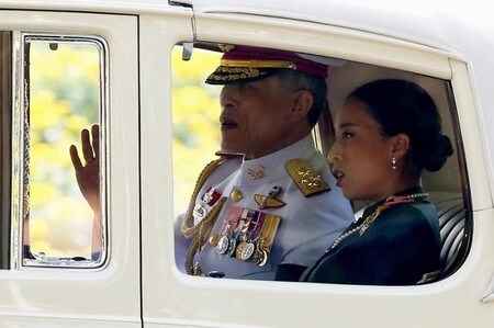 　１月１０日、タイ軍事政権のプラユット暫定首相は、新憲法の草案について、昨年１２月に即位したワチラロンコン新国王の権限に関する条項を修正するよう王室から要請があり、政府はそれに合意したと明らかにした。写真は同国王（左）。バンコクで昨年１２月撮影（２０１７年　ロイター／Jorge Silva）