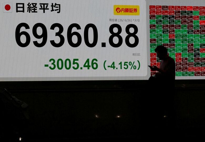 株価ボード。6月26日、都内で撮影。REUTERS/Kim Kyung-Hoon