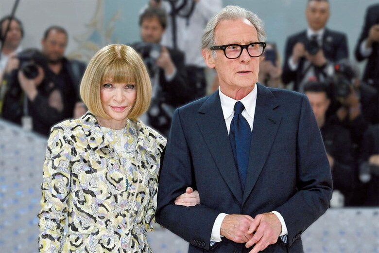 METガラのレッドカーペットを仲むつまじく歩いたウィンター（左）とナイ　ANGELA WEISSｰAFPｰGETTY IMAGESｰSLATE