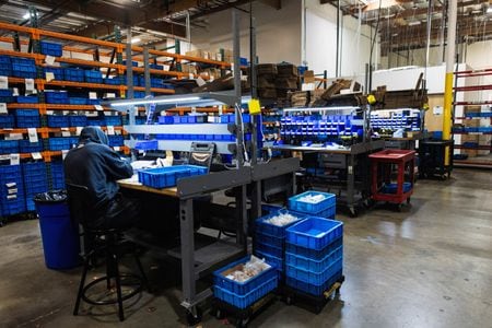 米労働省が５日発表した第４・四半期の非農業部門の労働生産性（速報値）統計では、生産性が年率換算で前期比２．８％上昇した。2025年12月23日、米カリフォルニア州バレンシアで撮影（２０２６年　ロイター/Aude Guerrucci）