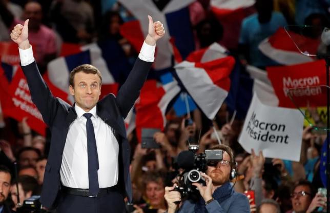 ４月１７日、フランス大統領選の第１回投票を６日後に控え、中道系独立候補のマクロン前経済相は、集会で演説し、旧来の政治を批判するとともに、政治の世代交代を訴えた（２０１７年　ロイター／Christian Hartmann）