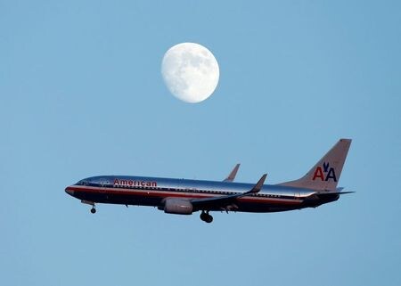 米アメリカン航空とサウスウエスト航空は２２日、新型コロナウイルスワクチンが普及し、旅行需要が上向く中、キャッシュバーン（現金流出）ペースが鈍化しつつあると明らかにした。写真は２０１２年８月撮影（２０２１年　ロイター/Eduardo Munoz）