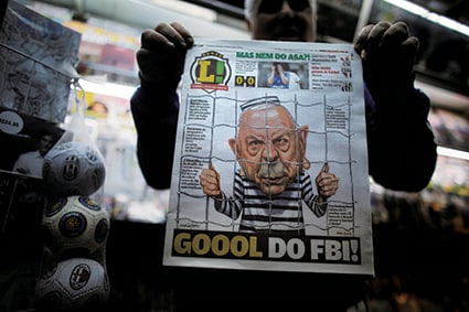 汚職疑惑でブラジル・サッカー連盟（ＣＢＦ）のホセ・マリア・マリ元会長をトップにした新聞の見出し　NACHO DOCE-REUTERS
