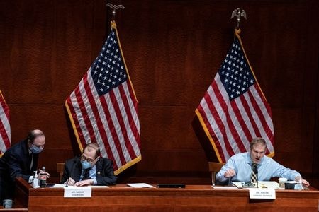 　６月２２日、米上下両院は今週、それぞれの警察改革法案を採決にかける。だが、どちらの法案も超党派の十分な支持を得ておらず、成立する可能性は低いとみられる。写真は６月１７日、米首都ワシントンの下院で代表撮影（２０２０年　ロイター）