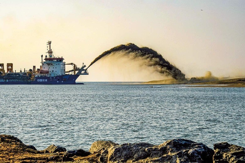 「砂の採取」で海底ケーブルが切断される例も多い（スリランカ沖で土砂を取り除く中国の船）　ATUL LOKEｰBLOOMBERG/GETTY IMAGES