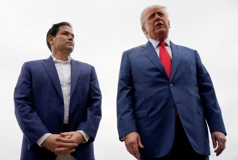 ６月３０日、トランプ米大統領（写真右）は、イランとは話しておらず、「何も」提供していないと表明し、米国はイランの核施設を「完全に破壊した」と改めて主張した。６月８日、ニュージャージー州モリスタウンで撮影（２０２５年　ロイター/Nathan Howard）