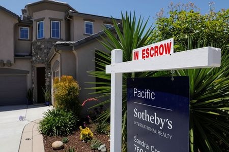 全米リアルター協会（ＮＡＲ）が２２日に発表した１１月の米中古住宅販売戸数（季節調整済み）は、年率換算で前月比２．５％減の６６９万戸と、６カ月ぶりにマイナスとなった。カリフォルニア州サンマルコスで昨年７月撮影（２０２０年　ロイター/MIKE BLAKE）