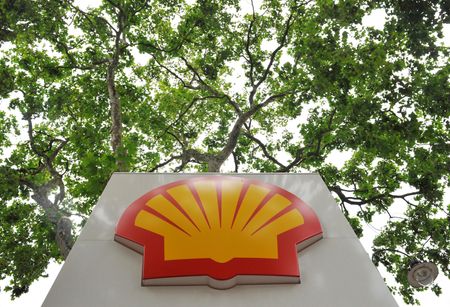 　６月１６日、英石油大手シェルは、二酸化炭素（ＣＯ２）の回収・貯留（ＣＣＳ）事業を世界的に拡大する計画の一環として、より多くの二酸化炭素を長距離輸送できる大型船舶を建造していると明らかにした。写真は同社のロゴ。２０１０年７月、ロンドンで撮影（２０２２年　ロイター/Toby Melville）