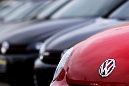 　６月９日、ドイツ自動車大手フォルクスワーゲン（ＶＷ）は、ロシア西部ニジニーノブゴロドの工場の労働者約２００人に対し、自主退職に応じれば退職補償金を支払うと表明した。写真は２０１５年９月、ニューヨークで撮影（２０２２年　ロイター/Shannon Stapleton）