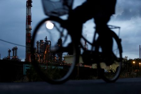 　３月１２日、日銀が発表した２月の企業物価指数は１０２．０となり、前年比で０．８％上昇した。写真は川崎市の京浜工業地帯で２０１６年８月に撮影（２０１９年　ロイター／Kim Kyung Hoon）