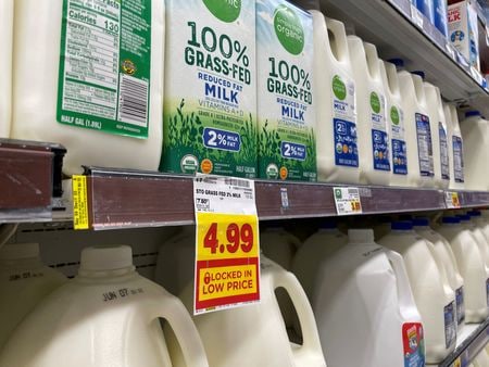 ６月１０日、米労働省が発表した５月の消費者物価指数（ＣＰＩ、季節調整済み）は前年同月比８．６％上昇した。４月は８．３％上昇だった。米連邦準備理事会（ＦＲＢ）は高インフレ対策として９月まで５０ベーシスポイント（ｂｐ）の利上げを継続する可能性がある。写真は２０２２年５月、米カリフォルニア州のスーパーマーケットで撮影（２０２２年　ロイター／Lucy Nicholson）