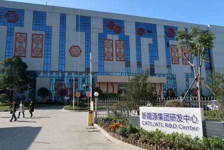 ８月３日、 中国の電気自動車（ＥＶ）用電池大手の寧徳時代新能源科技（ＣＡＴＬ）は、計画通りに２０２６年から北米向けの現地バッテリー生産を開始する。寧徳市のCATLの研究施設で２０１６年１２月撮影（２０２２年　ロイター/Jake Spring）