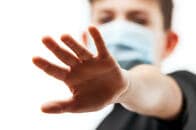 新型コロナで追い込まれるアメリカの若者、4人に1人が真剣に「自殺を考えた」