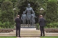 母ダイアナ妃の像を前に不仲？のヘンリーとウィリアムは何を思う